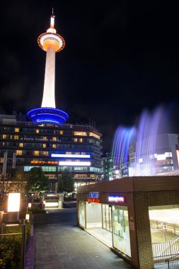 Kyoto Tower renkli Çeşme gösterisi ile