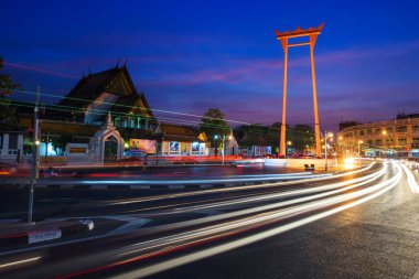 Dev salıncak ve wat alacakaranlıkta Suthat tapınakta Bangkok, 