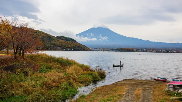 Pesca en el lago Kawaguchiko con mt. Fuji. — Foto de Stock