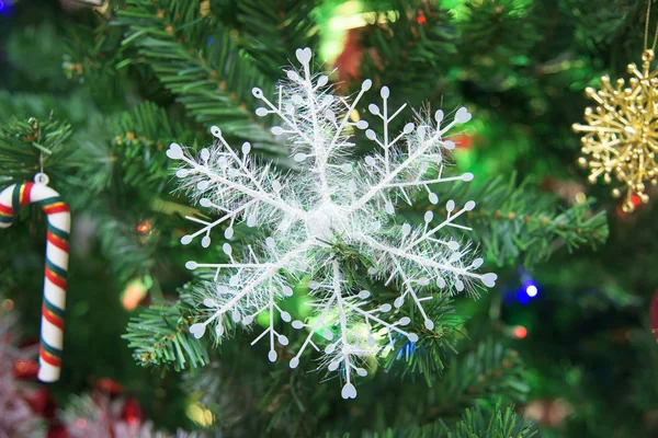 Copo de nieve decorado en el árbol de Navidad —  Fotos de Stock