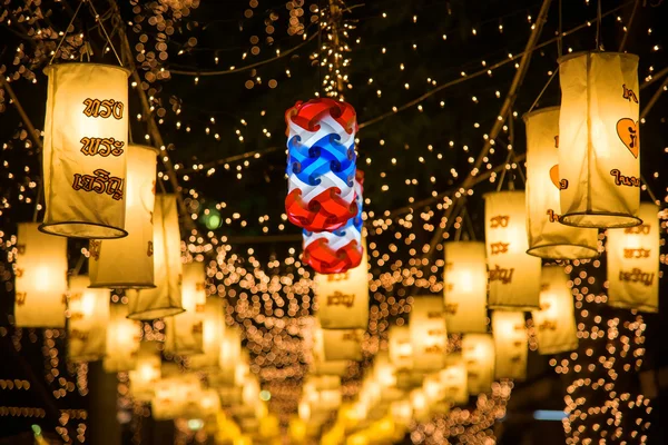 Lampen en verlichting te vieren koning Bhumibol — Stockfoto