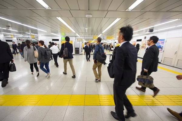 Les gens se pressent à la gare de Shinjuku, Tokyo — Photo