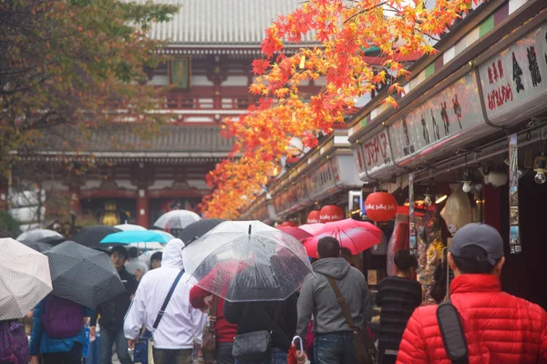 Mensen lopen naar Sensoji tempel — Stockfoto