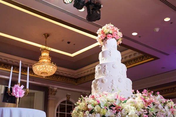 Hermosa torta y velas para la fiesta de boda — Foto de Stock