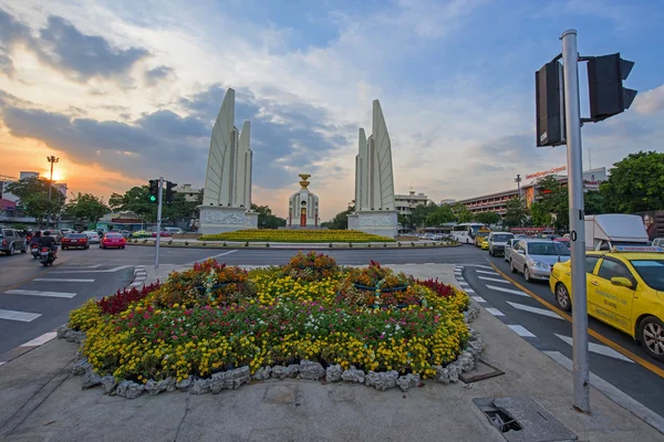 Democracy Monument o zachodzie słońca — Zdjęcie stockowe