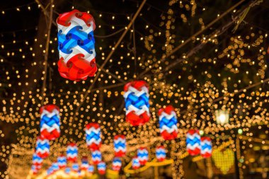 Tay baba günü kutlamak için dekore edilmiş lambalar bayrak