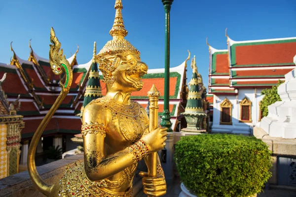 Goldener Dämonenwächter im wat phra kaew, bangkok — Stockfoto