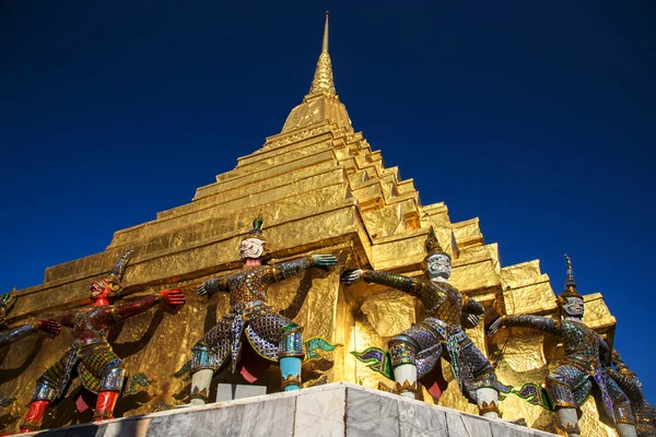 Wa Phra Kaew - gigantyczne posągi i pagoda — Zdjęcie stockowe