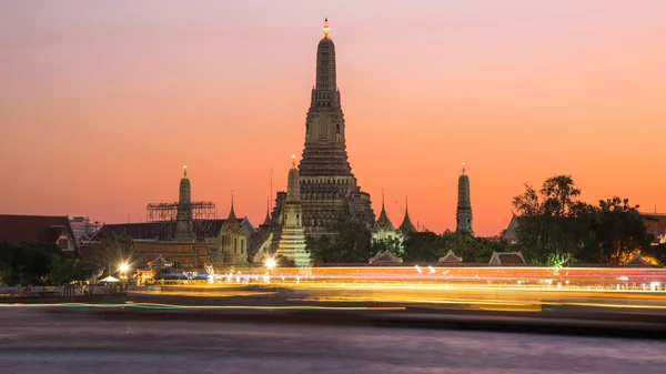 Wat Arun ao anoitecer em Bangkok — Fotografia de Stock