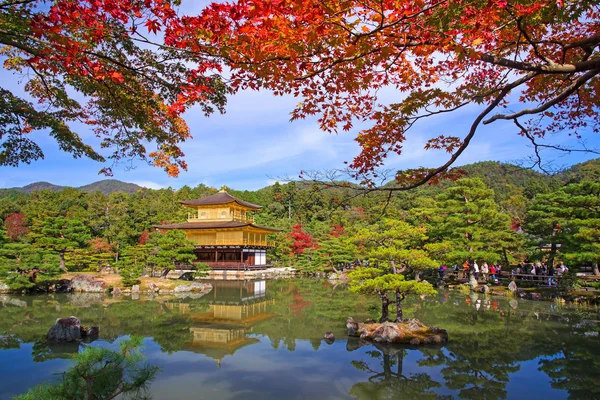 黄金のパビリオンまたは京都秋の金閣寺 — ストック写真