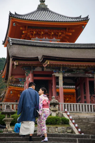Pareja japonesa tomando foto antes de la boda en Kiyomizu — Foto de Stock