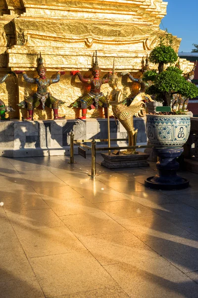 Kinnari and Demon Guardian at wat Phra kaew — Stock Photo, Image