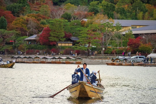 Japán férfiak vitorlás a turista Arashiyama — Stock Fotó