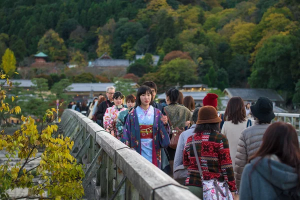 Chica japonesa en el puente Togetsukyo, Arashiyama — Foto de Stock