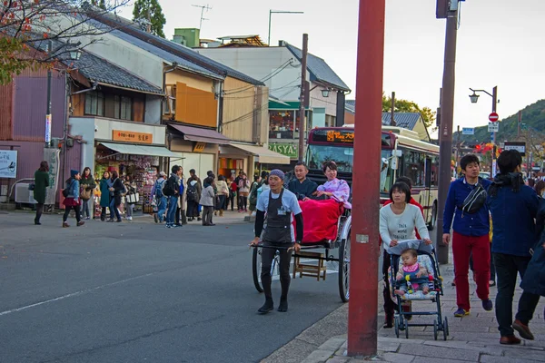 Japanse mensen nemen riksja voor Shee attracties — Stockfoto