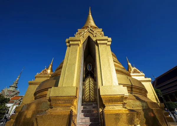 Duża złota Pagoda w Wat Phra Kaew w Bangkoku, Bangkok — Zdjęcie stockowe