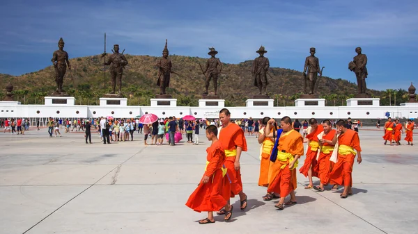 I monaci thailandesi visitano Ratchapak Park — Foto Stock