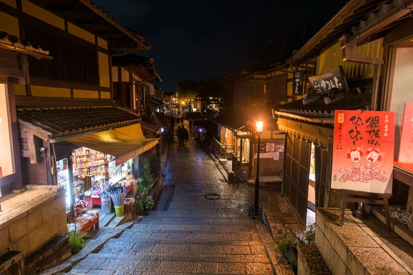 Переулок Японии в районе Хигасияма, Киото — стоковое фото