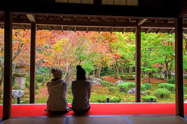 Chicas japonesas en Enkoji templo disfrutar de otoño colorido jardín — Foto de Stock