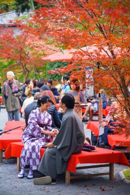 Eikando Tapınağı'nda geleneksel Kimono Japon Çift