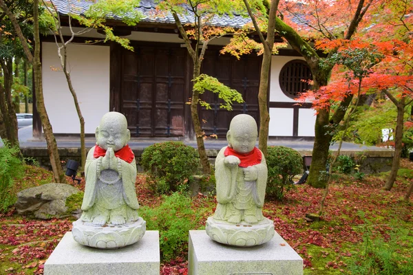 Buddha statues on autumn garden at Eikando, Kyoto — Stock Photo, Image