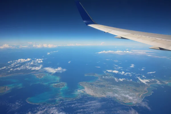 Vliegtuig boven vele eilanden — Stockfoto