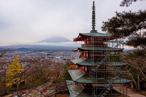 Mt. Фудзіяма з Чурейто Пагодою восени. — стокове фото