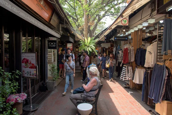 People at outdoor shopping mall in JJ market — Stock Photo, Image