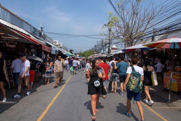 Människor som handlar på Jj weekend market — Stockfoto