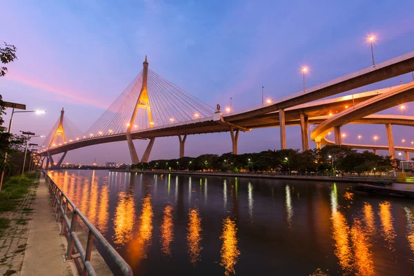 バンコクの夜明けプミポン橋 — ストック写真
