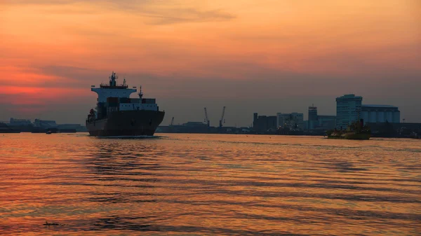 Грузовой корабль с сумеречным небом, Бангкок — стоковое фото