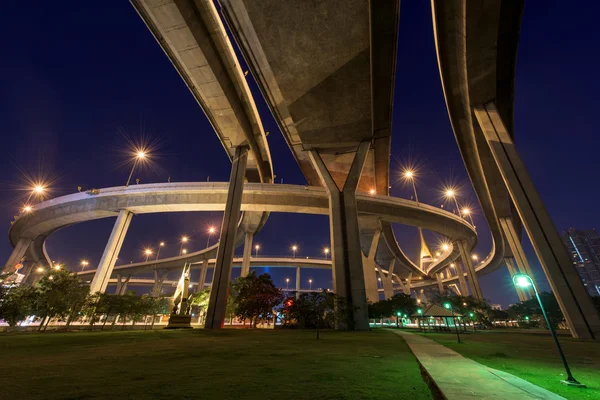 Bhumibol bron över park i gryningen — Stockfoto