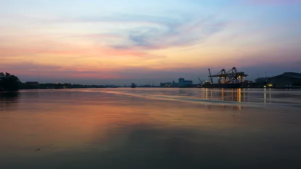 Industriële scheepvaart haven bij zonsopgang, Bangkok — Stockfoto