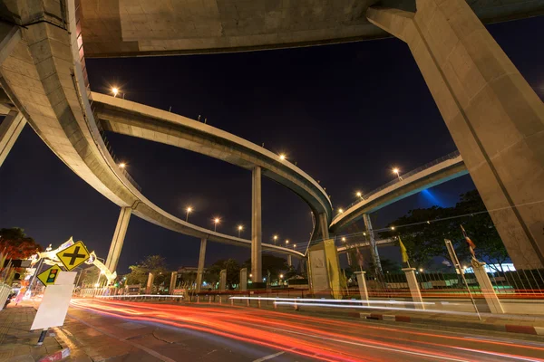 Lichtpfad unter der Bhumibol-Brücke — Stockfoto