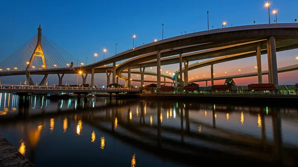 Escena nocturna del Puente de Bhumibol — Foto de Stock