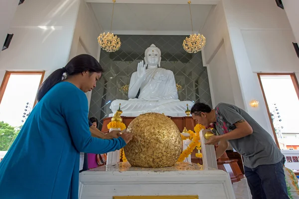 La gente visita Wat Ku alla sacra palla d'oro — Foto Stock