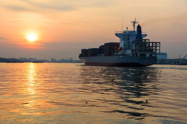 Containerschip bij zonsopgang, Bangkok — Stockfoto