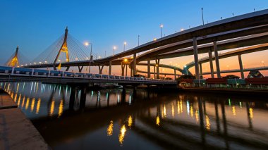 Bangkok alacakaranlıkta Bhumibol Köprüsü