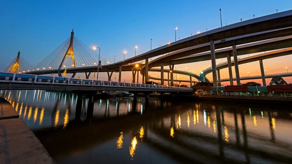 Мост Пумибол на закате в Бангкоке — стоковое фото