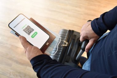 Pasaport, yüz maskesi ve Covid-19 'a karşı aşı sertifikası taşıyan bir adam. Covid-19' dan negatif bir PCR testi ya da kurtarma operasyonu. Coronavirus salgını sırasında iş ve turizm konsepti.