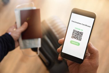 Elinde pasaport, yüz maskesi ve Covid-19 'a karşı aşı sertifikası olan bir adam, Covid-19' dan negatif bir PCR testi ya da kurtarma. Coronavirus salgını sırasında iş ve turizm konsepti.