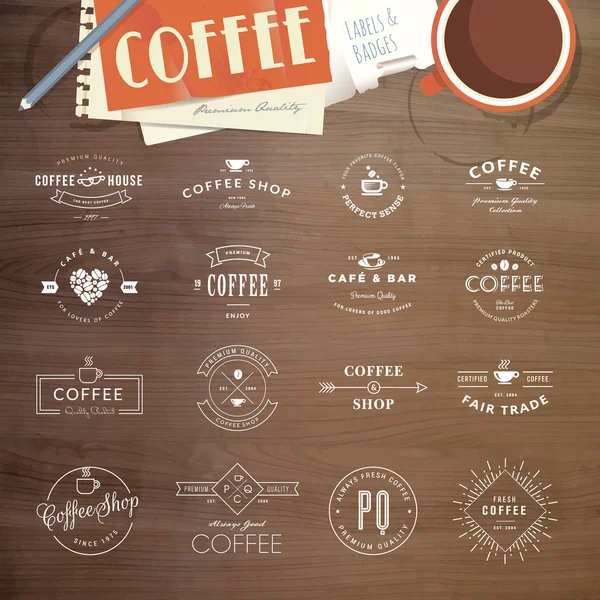 Set de elementos de estilo vintage para etiquetas e insignias para café, con textura de madera, taza de café y un bloc de notas en el fondo — Vector de stock