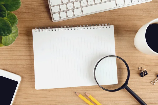 Modernes Bürodesktop-Konzept mit Kopierraum, Draufsicht, für Website-Banner und Marketingmaterial für Business, Marktforschung, Analytik, Beratung. — Stockfoto