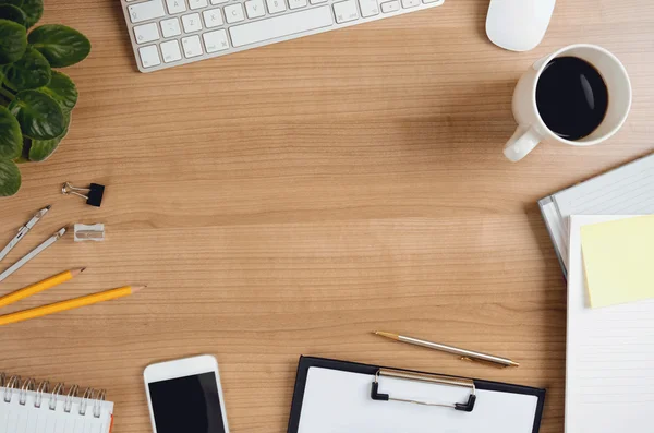 Table de bureau avec ordinateur, smartphone, fournitures, fleur et tasse à café — Photo