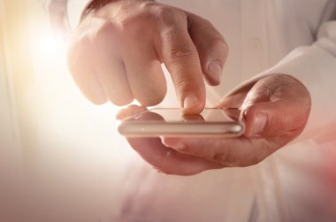 Akıllı telefon hizmetleri ve uygulamaları kullanarak iş adamı