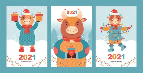 Набір різдвяних та новорічних листівок. Забавні бики з подарунками в сніжному лісі. Символ 2021 року бика. Мультяшний тваринний персонаж на тлі зимового пейзажу. Святкова Векторна ілюстрація . — стоковий вектор