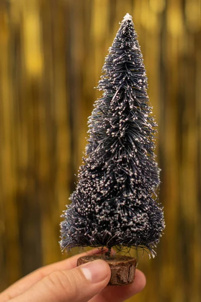 Mano Mujer Sosteniendo Pequeño Árbol Navidad Sobre Fondo Dorado Decoración —  Fotos de Stock