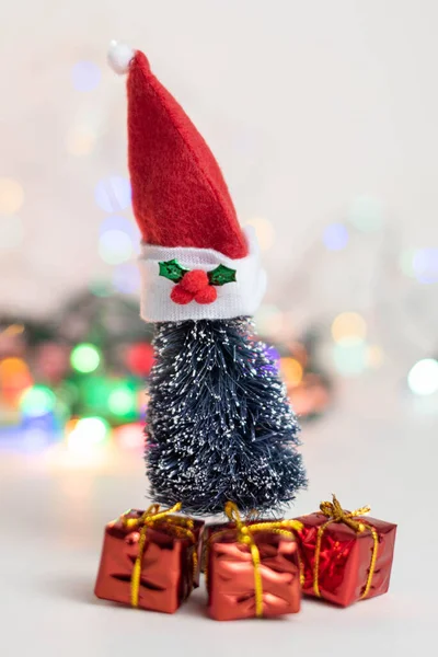 Weihnachtsbaum Mit Nikolausmütze Und Roten Geschenken Weihnachtsbeleuchtung Bokeh Unten Auf — Stockfoto