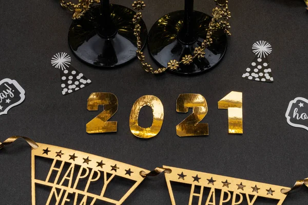 2021 Mit Goldenen Zahlen Gläser Konfetti Und Ein Banner Auf — Stockfoto