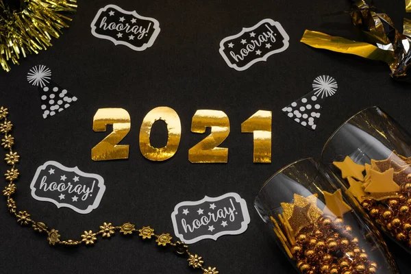 2021 Mit Goldenen Zahlen Gläsern Mit Goldenen Kugeln Und Sternen — Stockfoto
